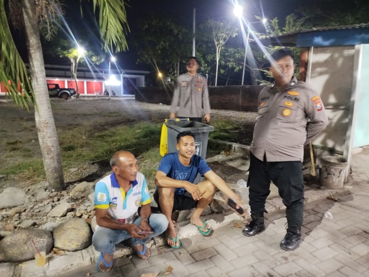 Jaga Kamtibmas Tetap Kondusif, Polsek Jatikalen Gelar Patroli Dialogis Malam Hari Bersama Warga masyarakat Desa Dlururejo