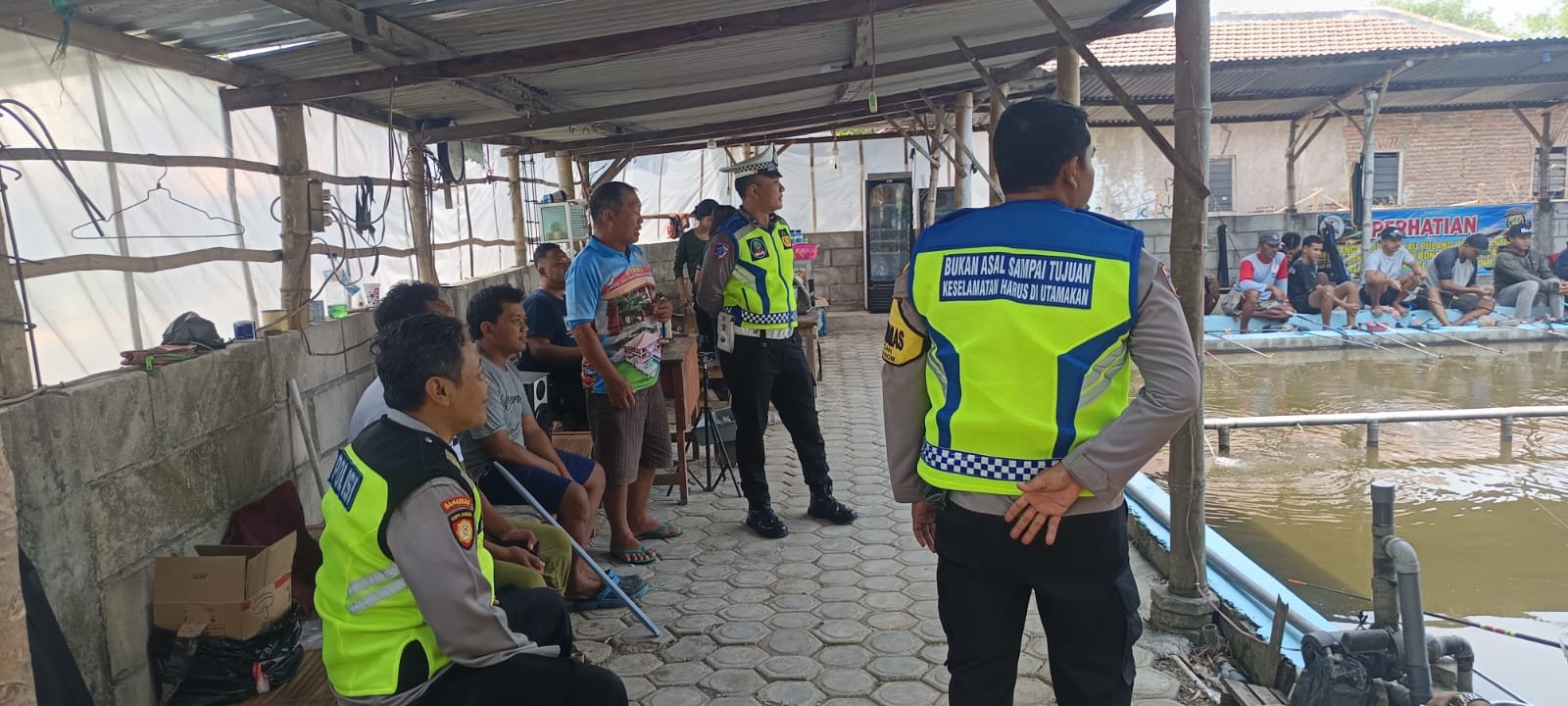 Patroli di Kolam Pemancingan, Polsek Warujayeng Sampaikan Himbauan Kamtibmas kepada Warga