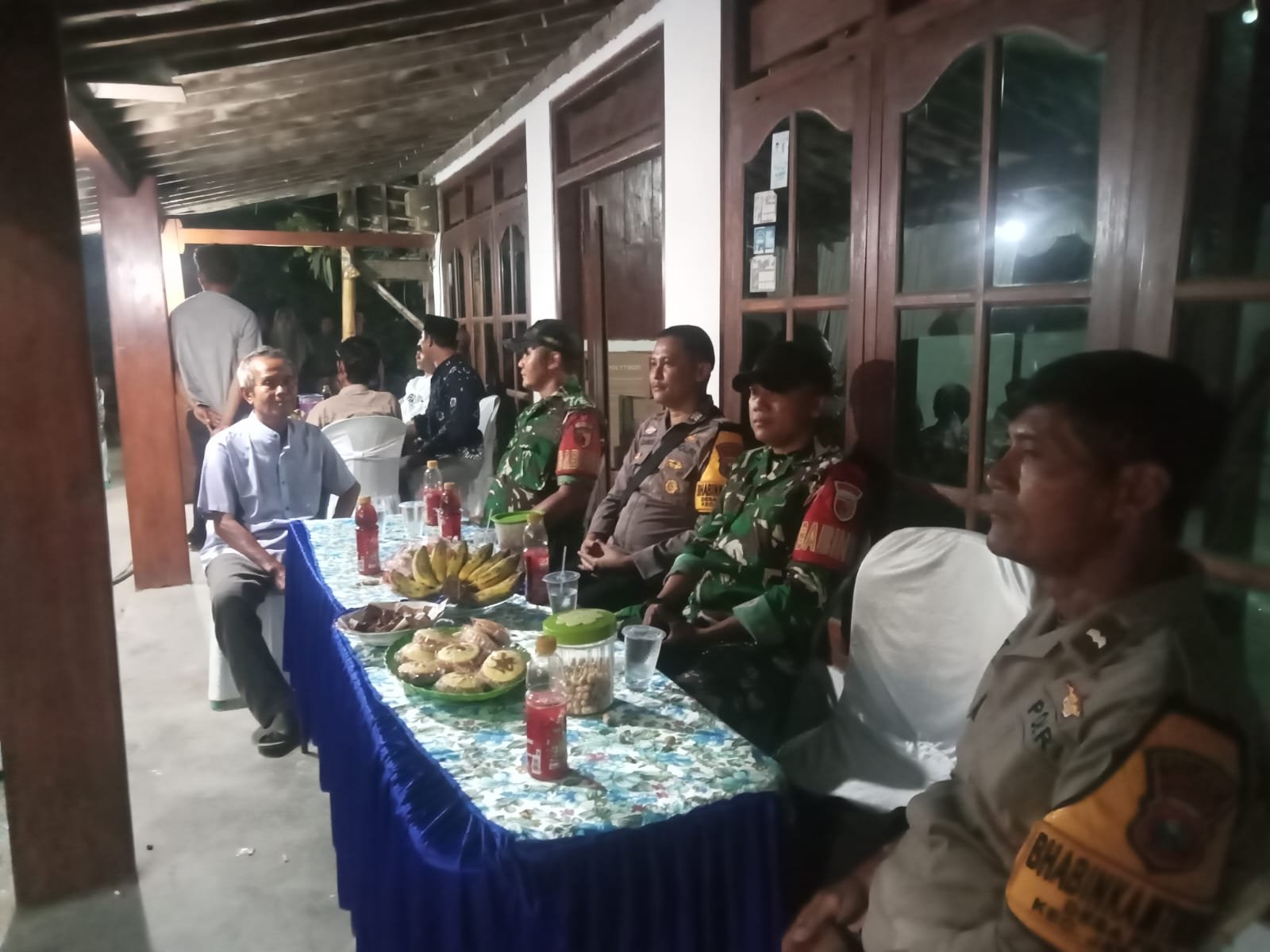 Anggota Polsek Jatikalen bersama Bhabinkamtibmas dan Babinsa Desa Jatikalen Pam Giatmas Elektun Di Desa Binaannya