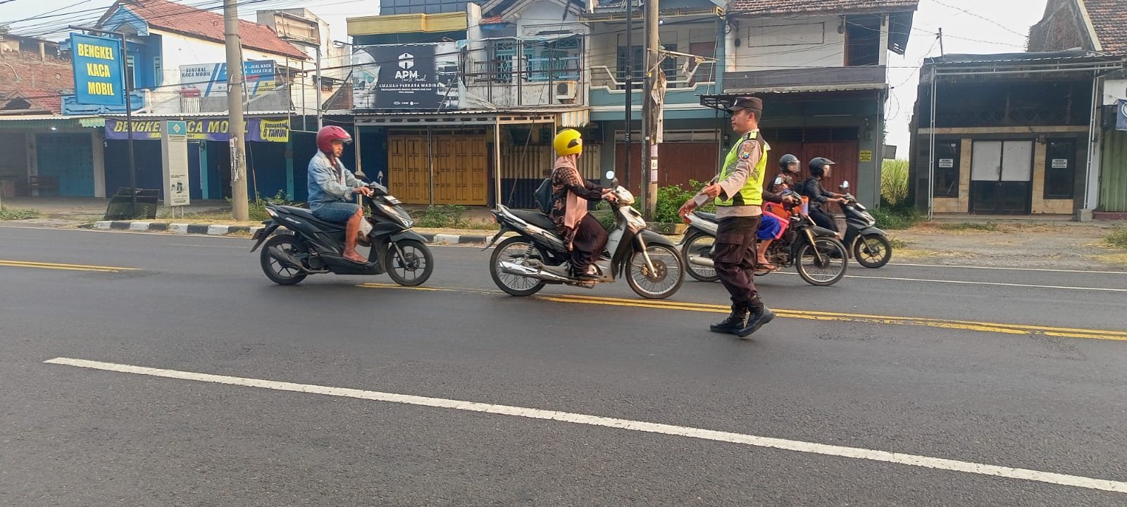 Giat Gaktur Pagi Polsek Kertosono Bantu Penyeberangan Masyarakat 
