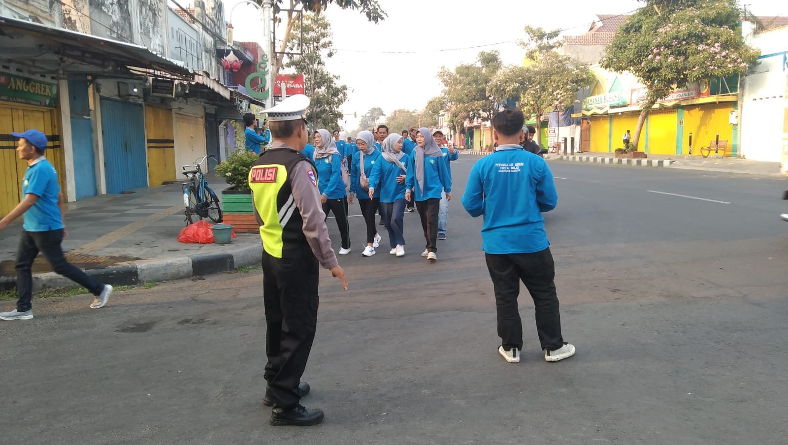 Pelayanan Pagi, Personel Polsek Nganjuk Kota Atur Lalin dan Kawal Jalur Jalan Santai