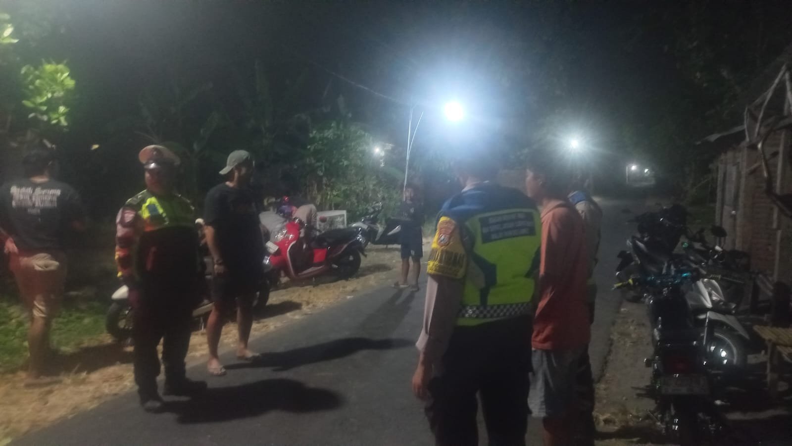 Patroli Pemukiman, Personel Polsek Warujayeng Ajak Warga Bersama-sama Jaga Kamtibmas