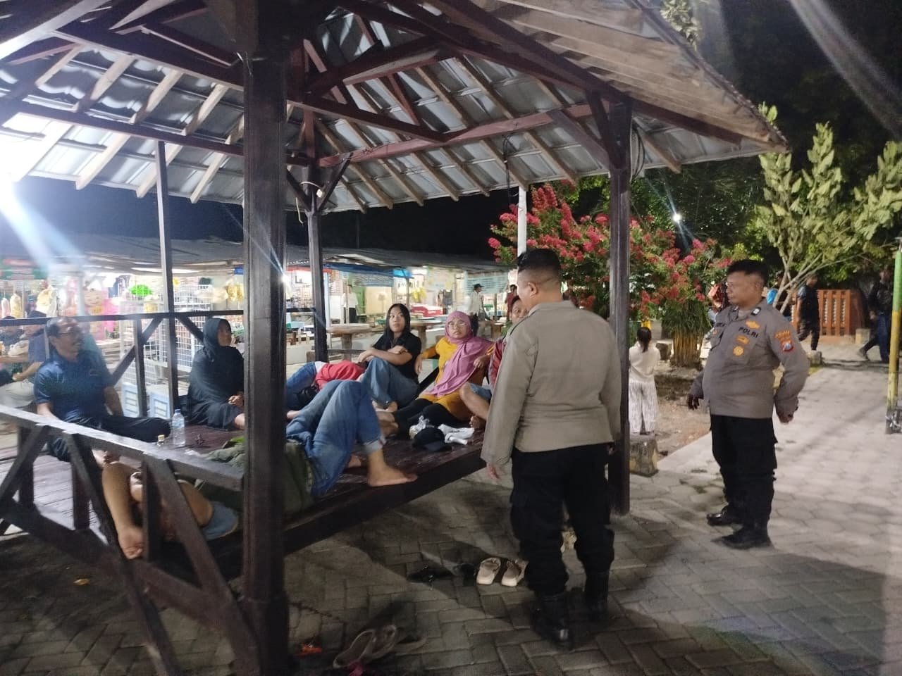 Jaga Kamtibmas Tetap Kondusif, Polsek Jatikalen Gelar Patroli Dialogis Malam Hari Bersama Warga masyarakat Desa lumpang kuwek