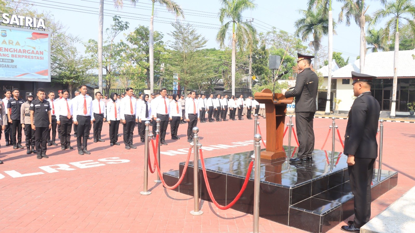 Kapolres Nganjuk Serahkan Penghargaan kepada 38 Personel Berprestasi di Hari Kesaktian Pancasila