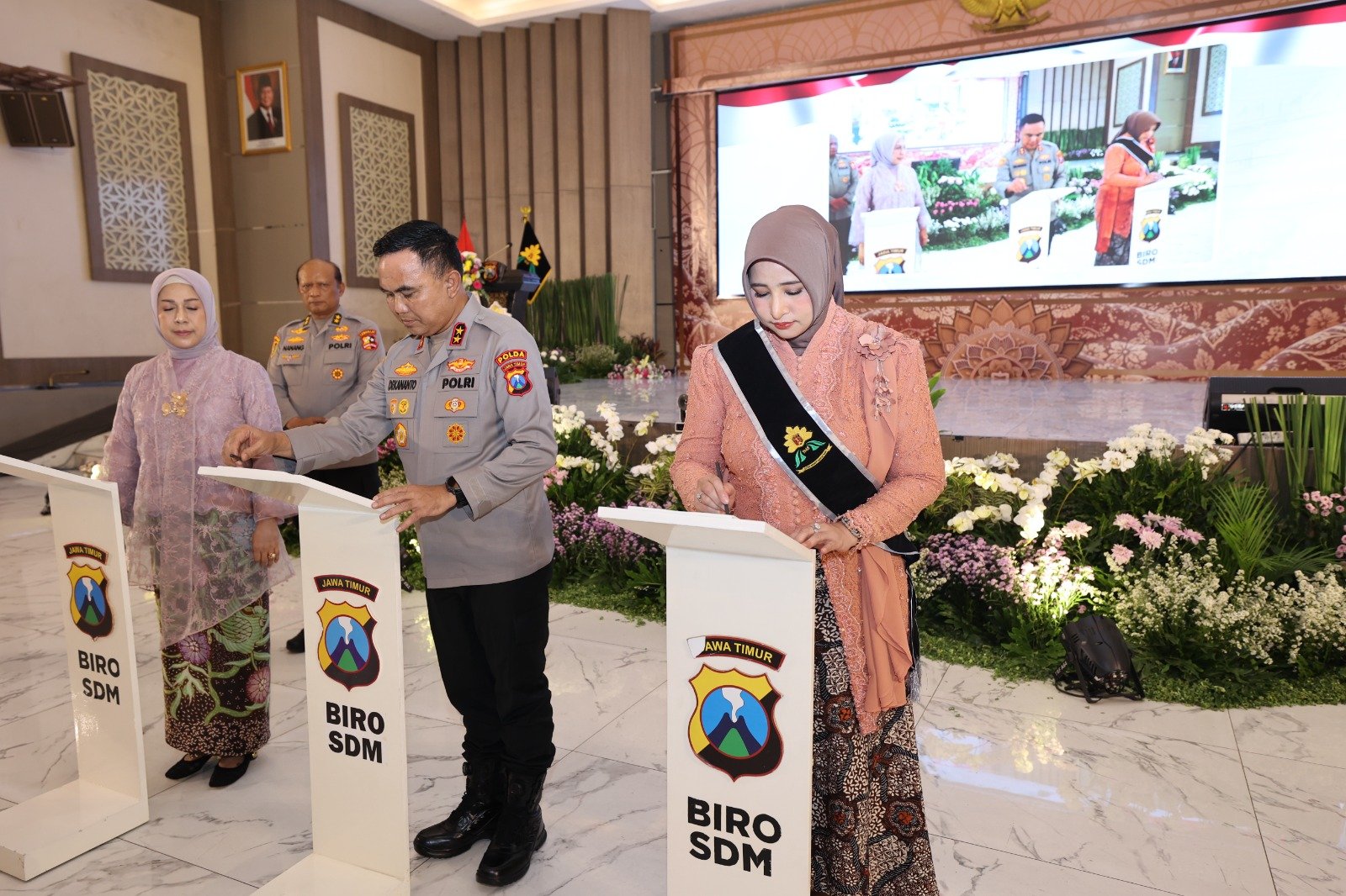Jadi Ibu Asuh Polwan Polda Jatim, Ny. Lenia Dekananto Dorong Kesejahteraan dan Keharmonisan Keluarga Polri