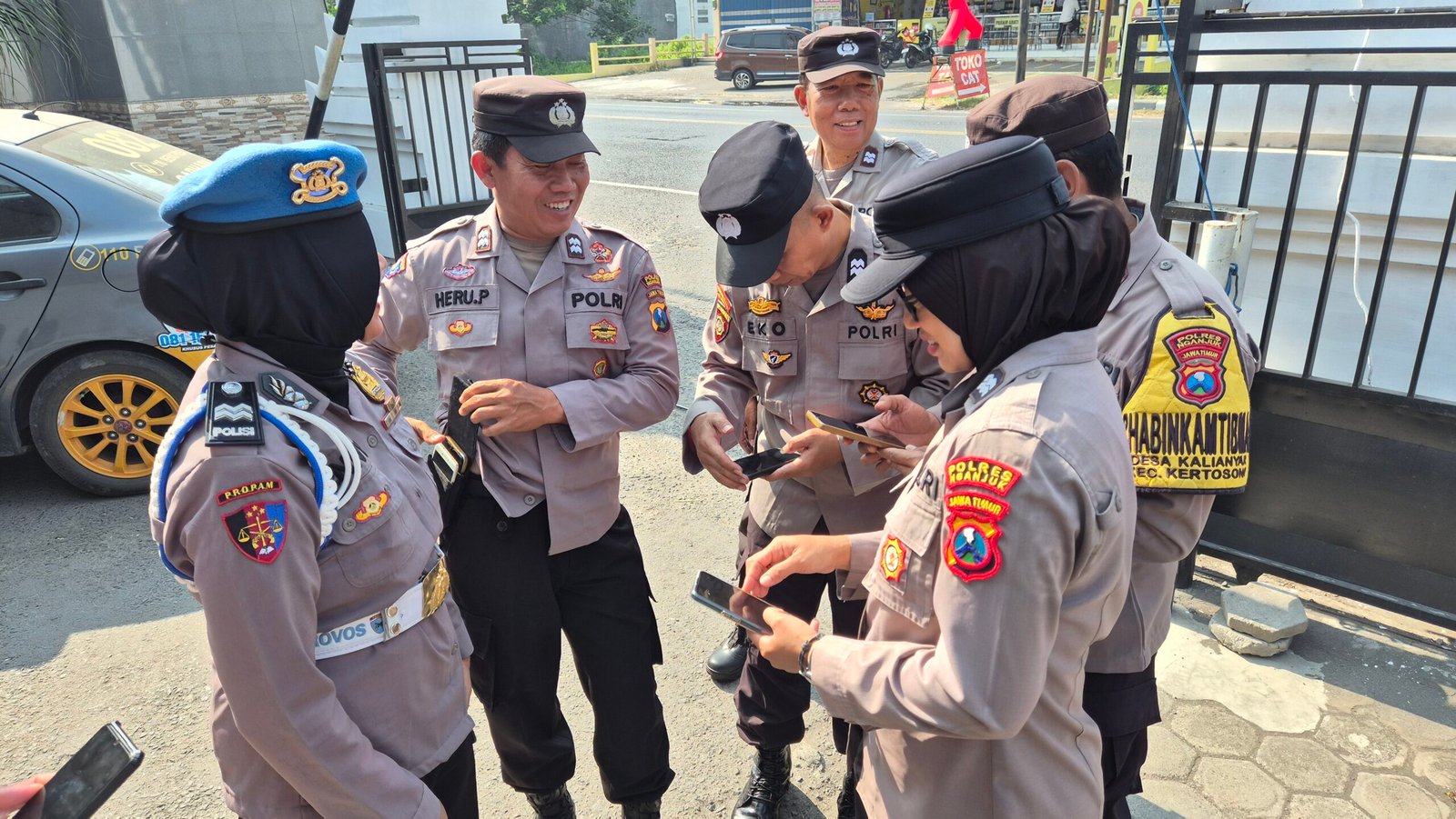 Cegah Judi Online, Kanit Provost Polsek Kertosono Lakukan Pemeriksaan HP Anggota