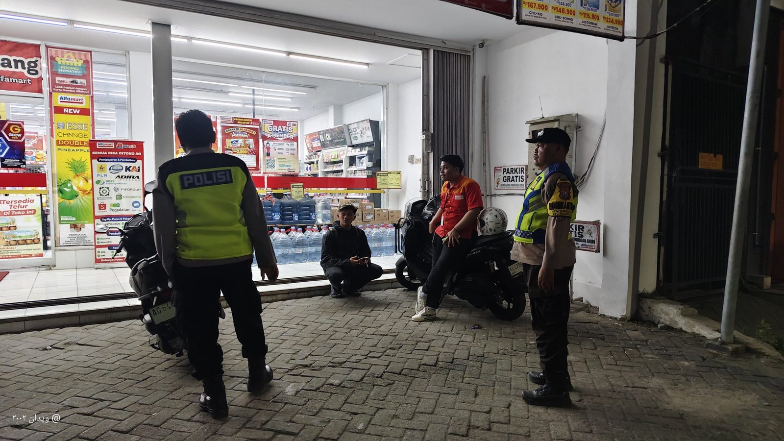 Regu Siaga Malam Polsek Warujayeng Patroli Dialogis di Alfamart, Wujudkan Kamtibmas Kondusif