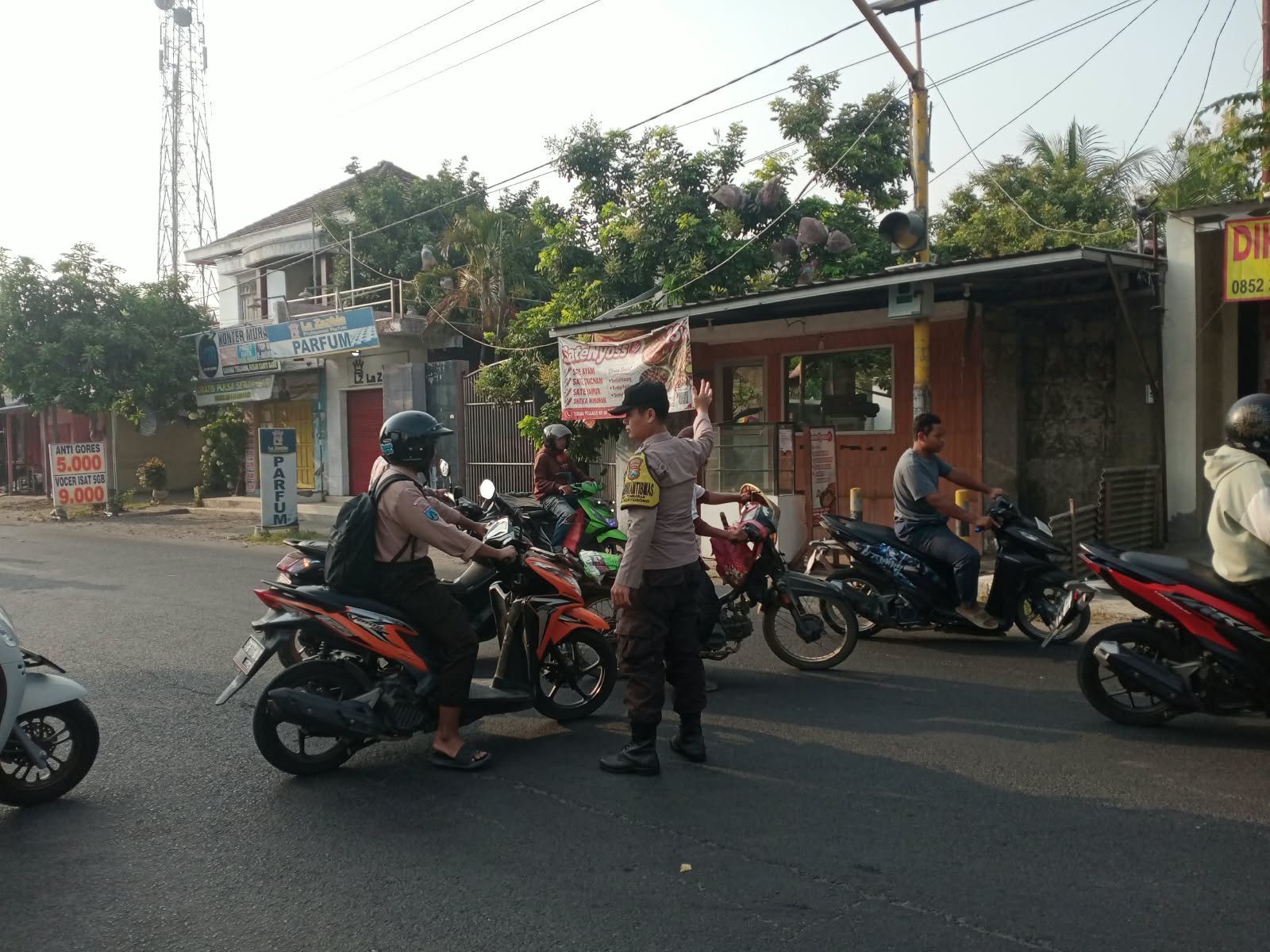 Giat Gaktur Pagi Polsek Kertosono Bantu Penyeberangan Masyarakat 