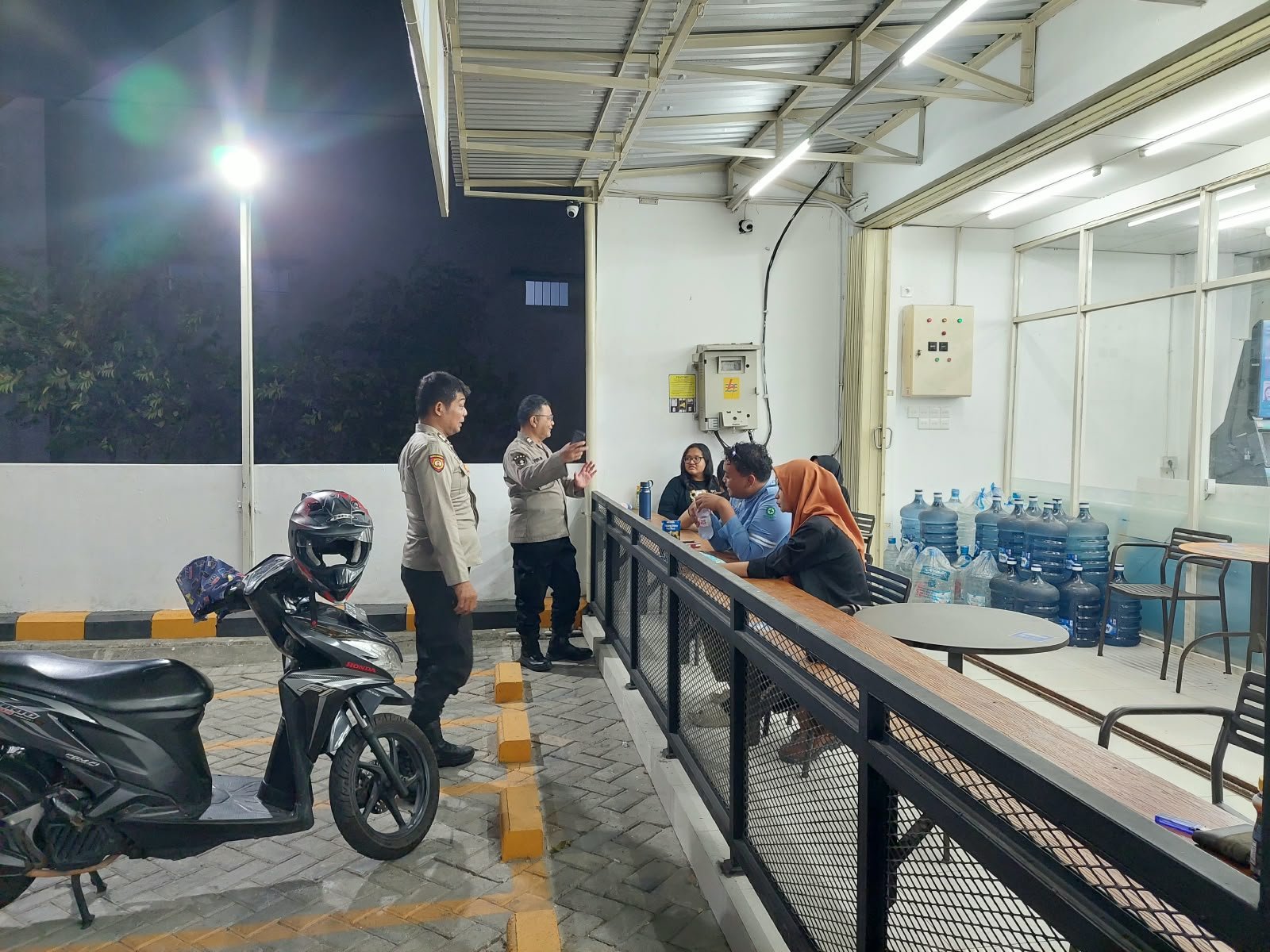 Polsek Jatikalen Patroli Dialogis di Indomaret di malam hari, Wujudkan Kamtibmas Kondusif