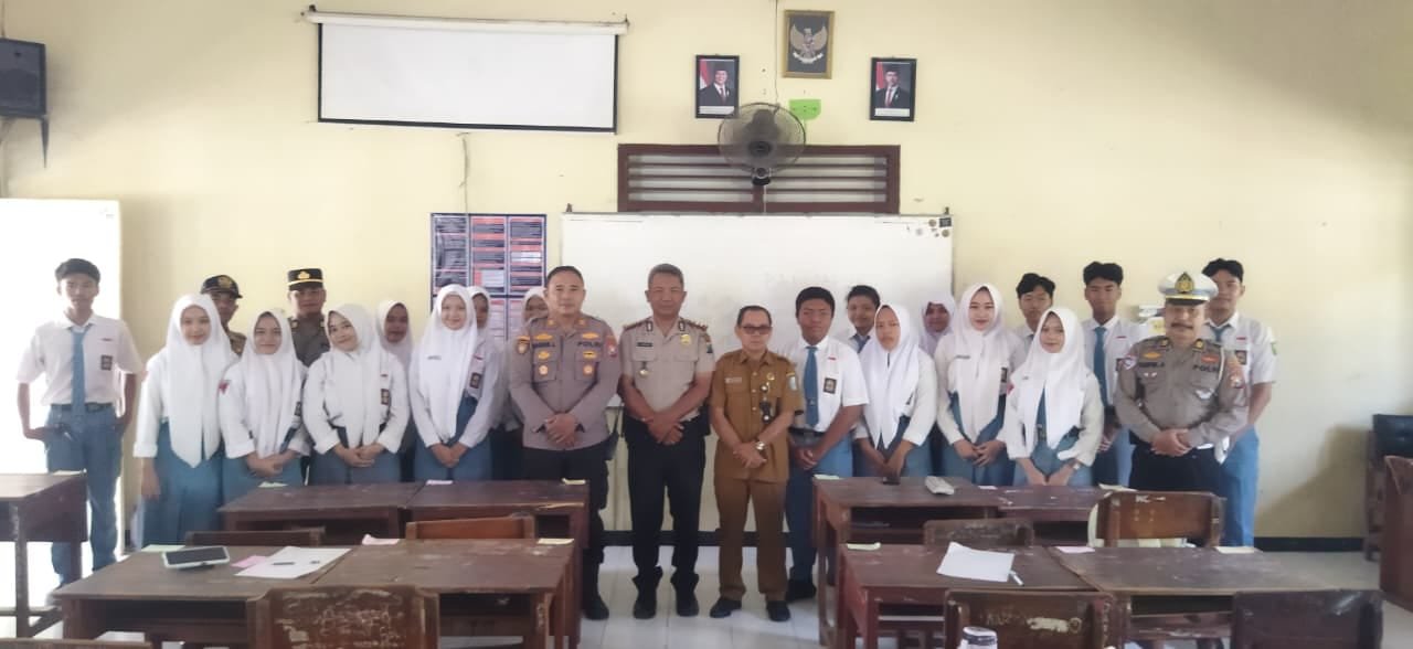 Polisi Peduli Pendidikan, Kapolsek Nganjuk Kota Sambangi SMAN 3 Nganjuk, Ajak Pelajar Tertib Berlalu Lintas dan Jauhi Aksi Konvoi