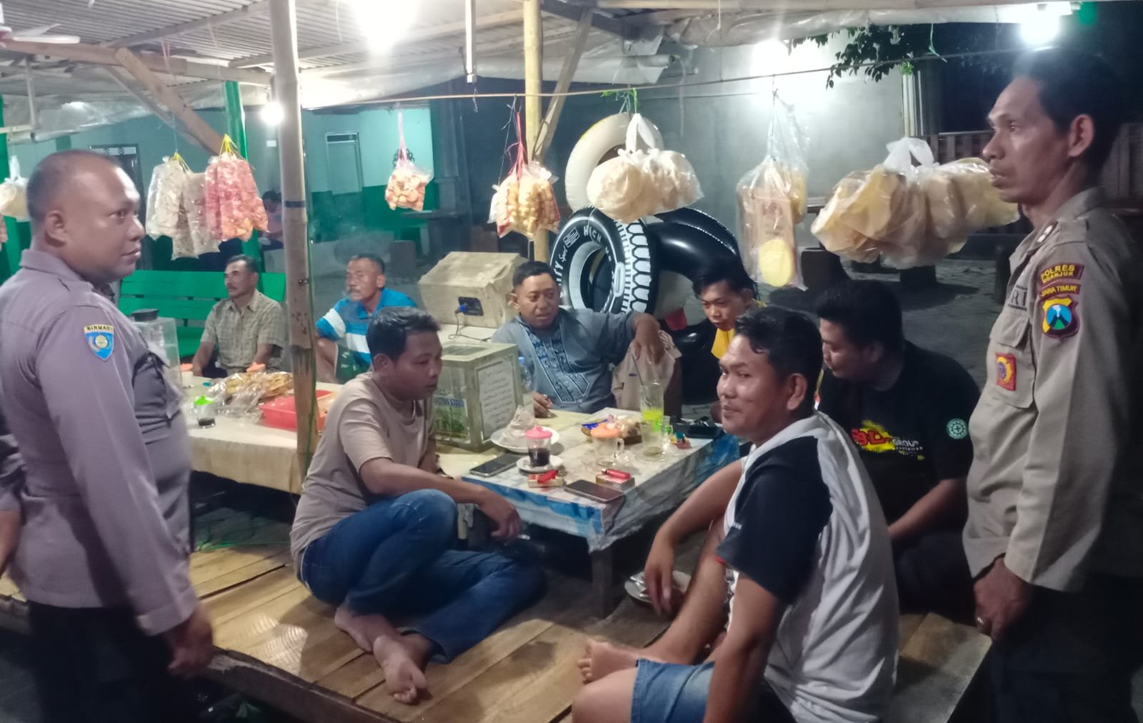 Polsek Jatikalen Hadir Dialogis di Pemandian air Panas Bayu Biru Berikan Rasa Aman di malam Hari