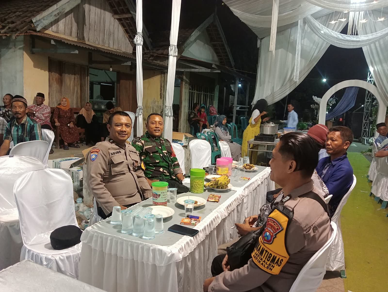 Anggota Polsek Jatikalen bersama Bhabinkamtibmas dan Babinsa Desa Lumpang kuwek Pam Giatmas Elektun Di Desa Binaannya