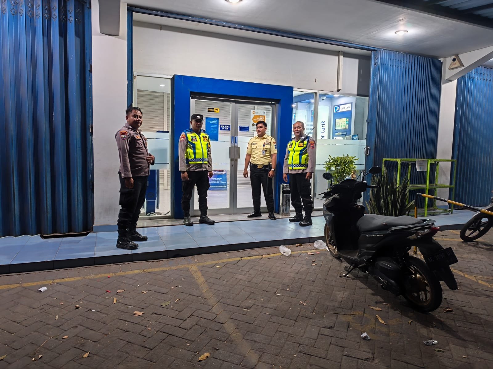 Pastikan Keamanan, Polsek Warujayeng Gelar Patroli Malam di Area Perbankan
