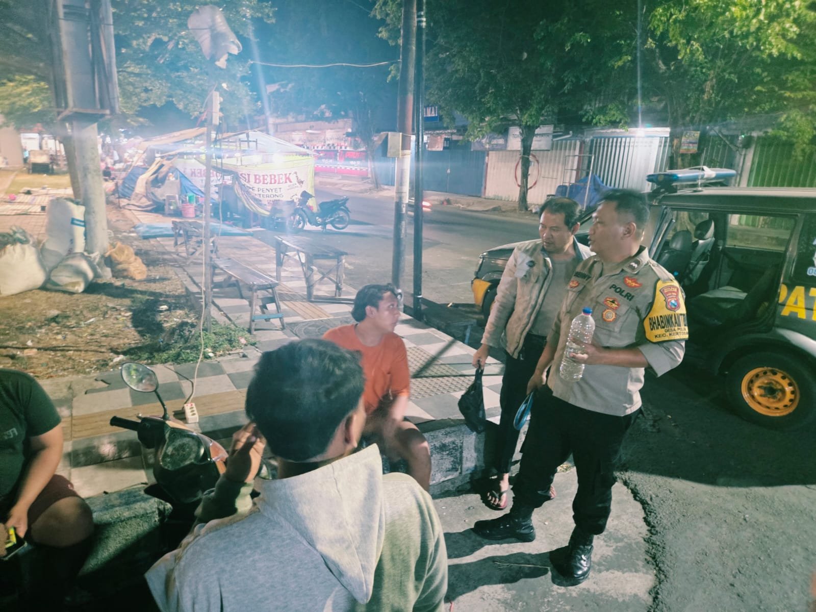Patroli Samapta Berikan Himbauan Kamtibmas kepada Pemuda yang Nongkrong di Angkringan Pasar Baru