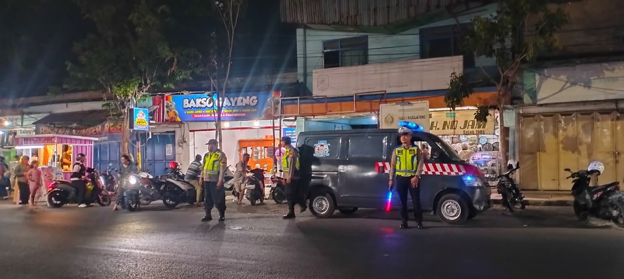 Patroli Malam Minggu, Polsek Warujayeng Antisipasi Kepadatan Arus Kendaraan di Jalan A. Yani