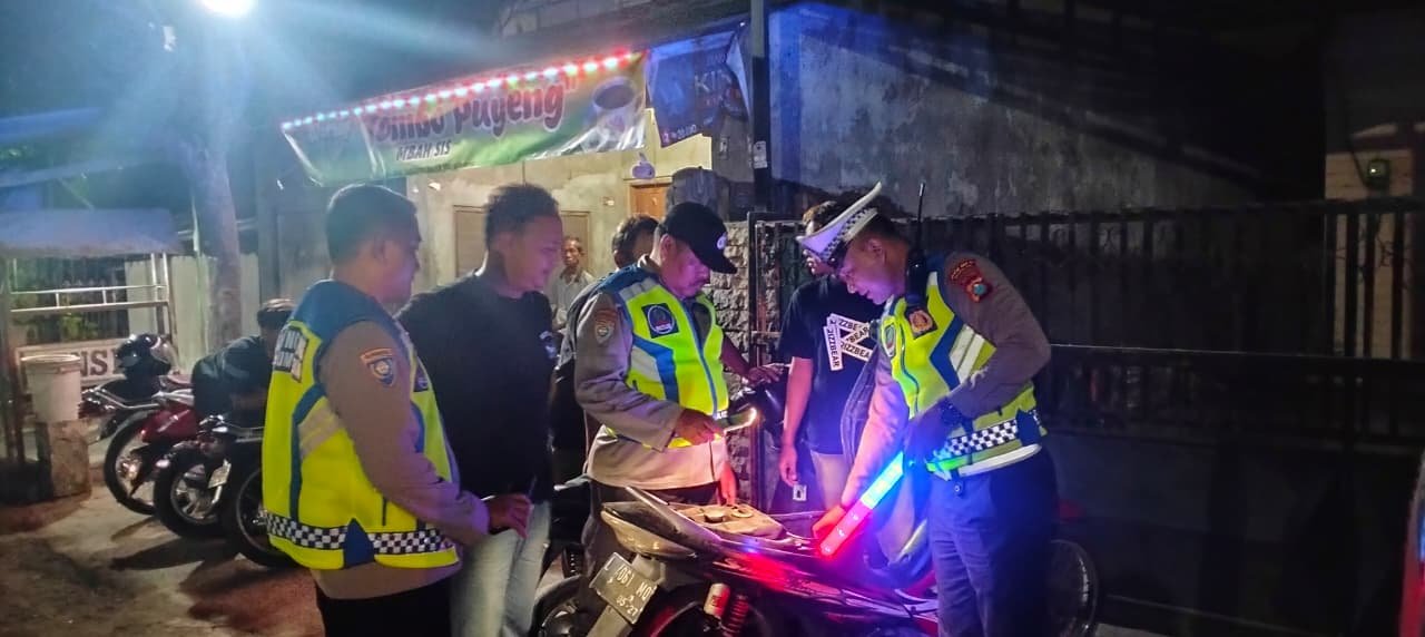Patroli Malam Polsek Warujayeng Sasar Pengendara Remaja, Ciptakan Situasi Aman dan Kondusif