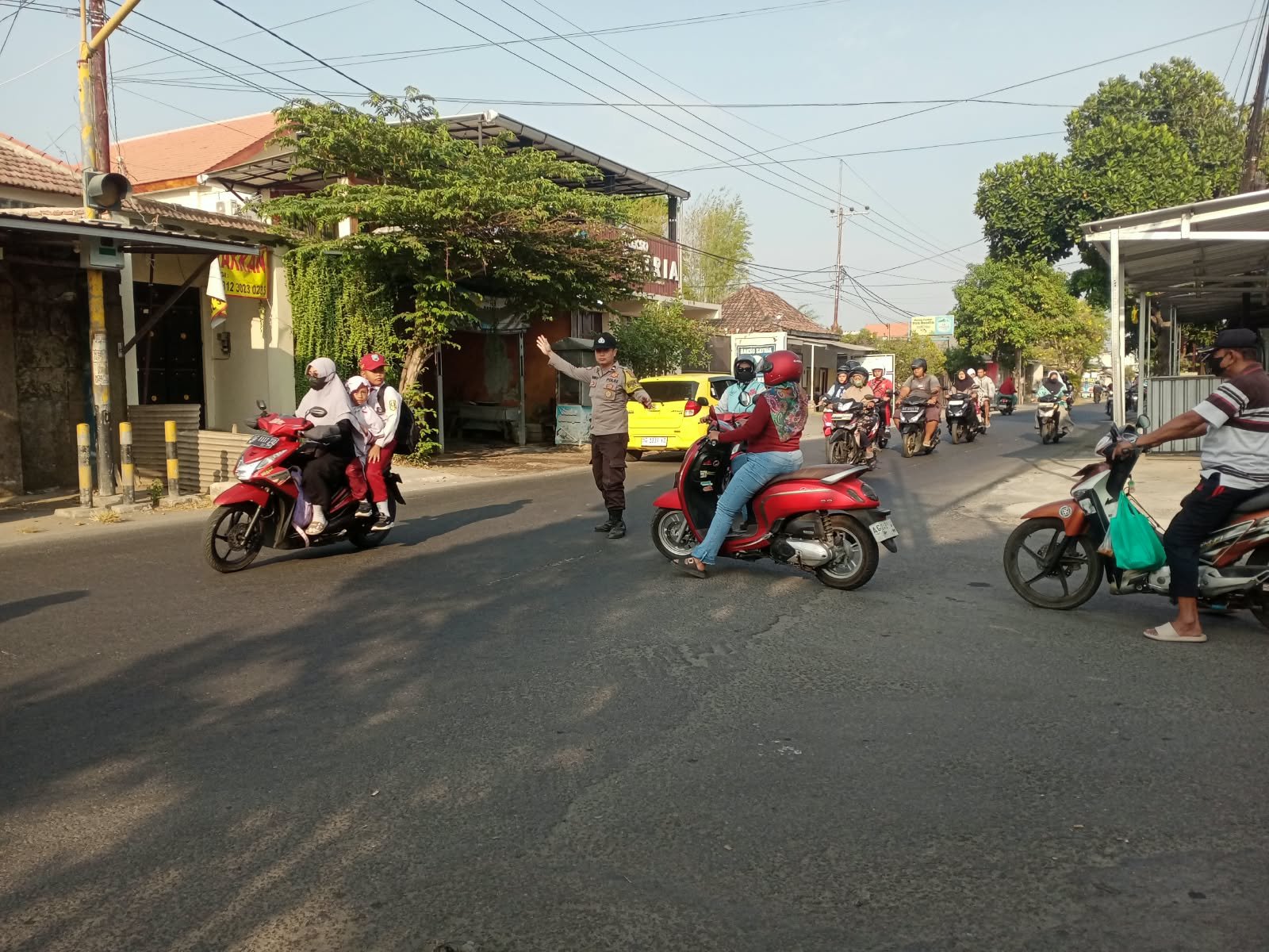 Giat Gaktur Pagi Polsek Kertosono Bantu Penyeberangan Masyarakat 