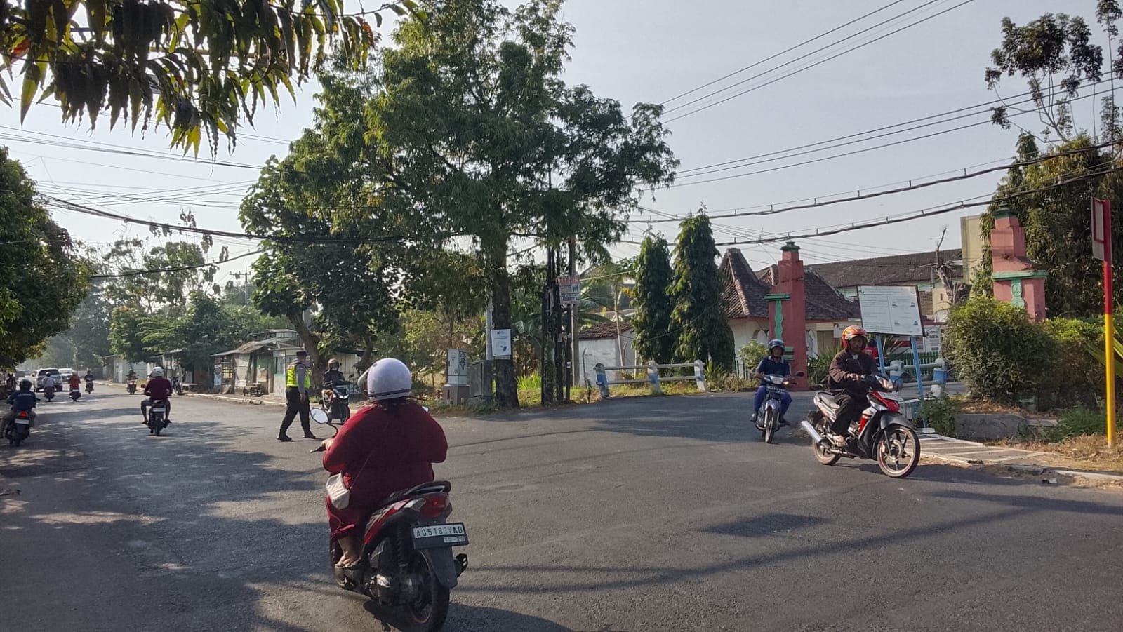 Polisi Bersama Masyarakat, Personel Polsek Nganjuk Kota Gatur Lalin dan Bantu Penyeberangan Warga serta Pelajar
