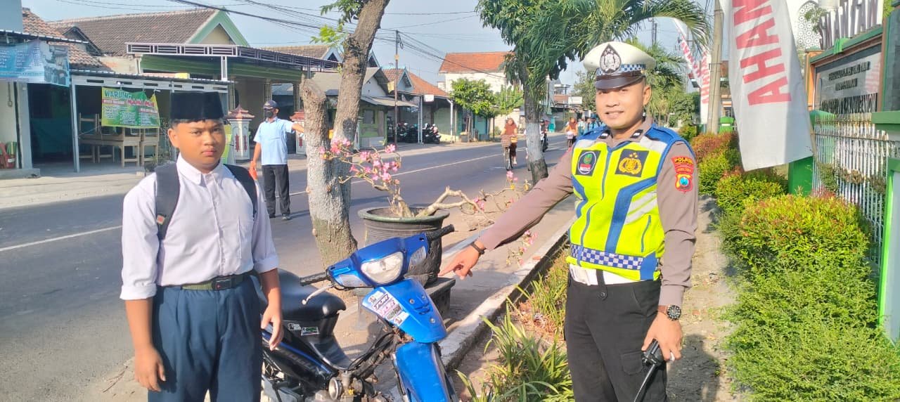 Tumbuhkan Kesadaran Berlalu Lintas, Panit Lantas Polsek Warujayeng Beri Teguran Simpatik Pelajar yang Lakukan Pelanggaran