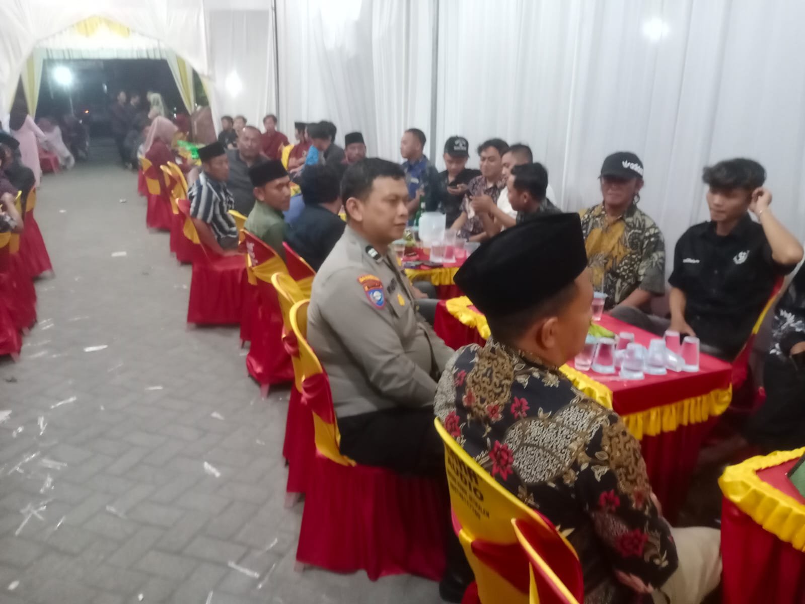 Anggota Polsek Jatikalen bersama Bhabinkamtibmas dan Babinsa Desa Begendeng Pam Giatmas Elektun Di Desa Binaannya