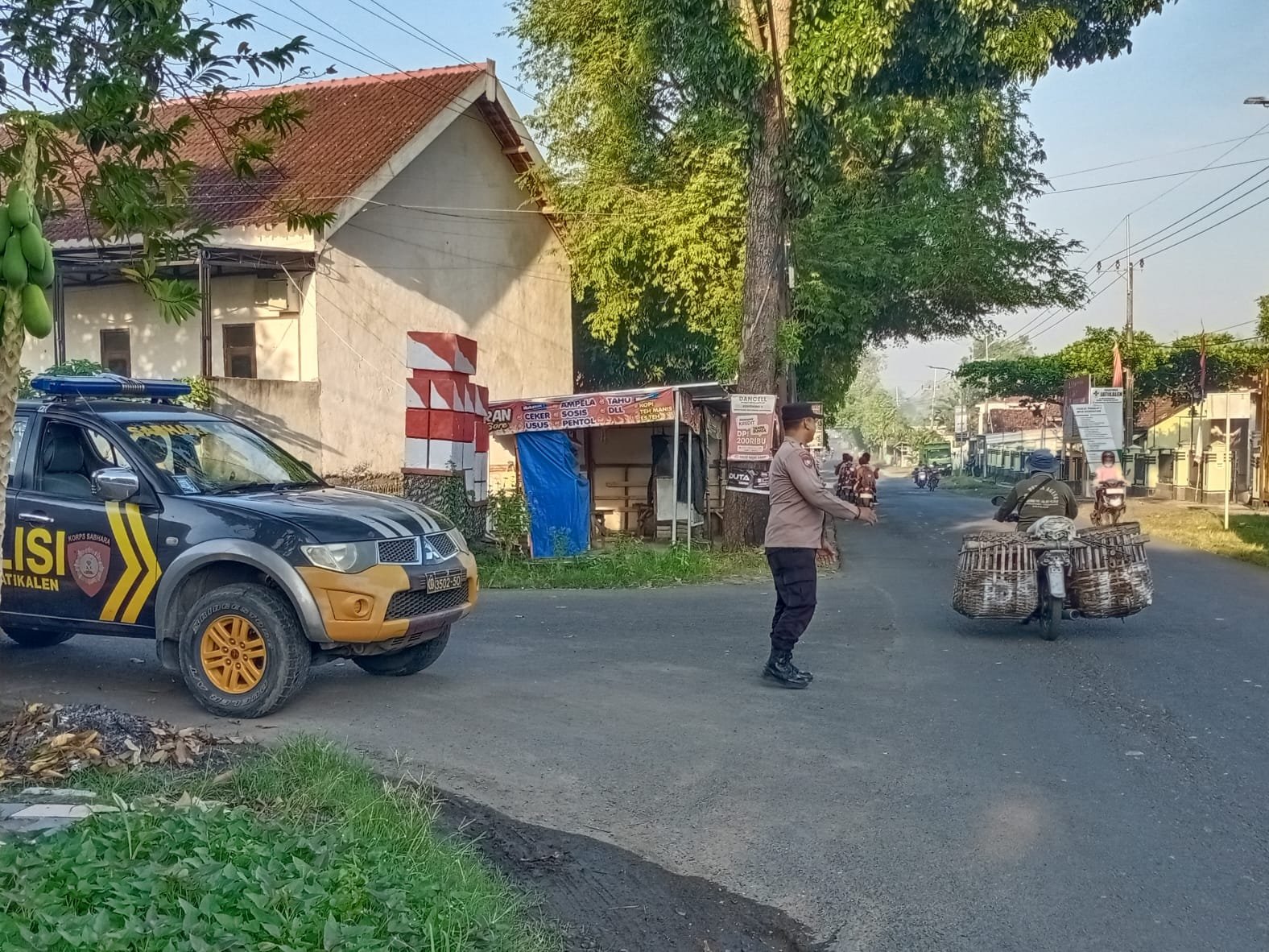 Giat Gaktur Pagi Polsek Jatikalen Bantu Penyeberangan Masyarakat 