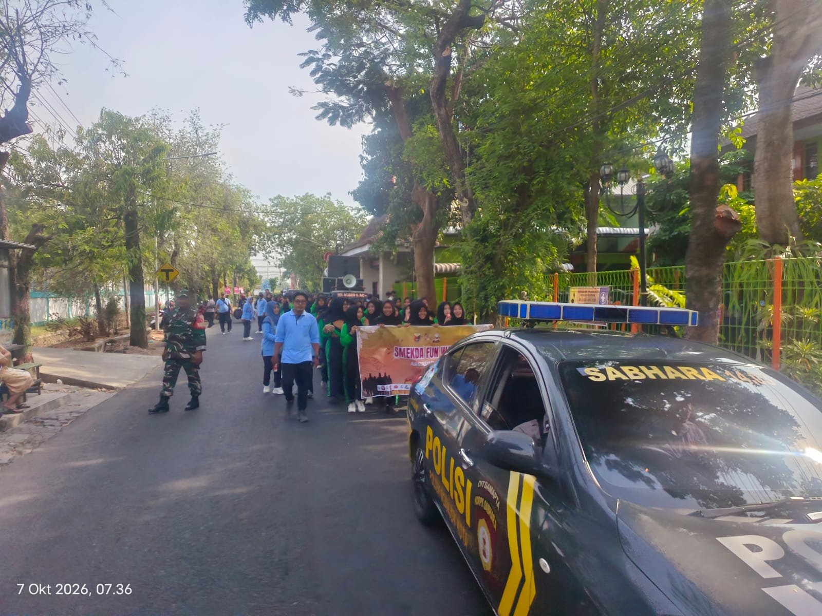 Polisi Hadir di Tengah Masyarakat, Polsek Nganjuk Kota Amankan Jalan Sehat Dies Natalis ke-49 SMK N 2 Nganjuk