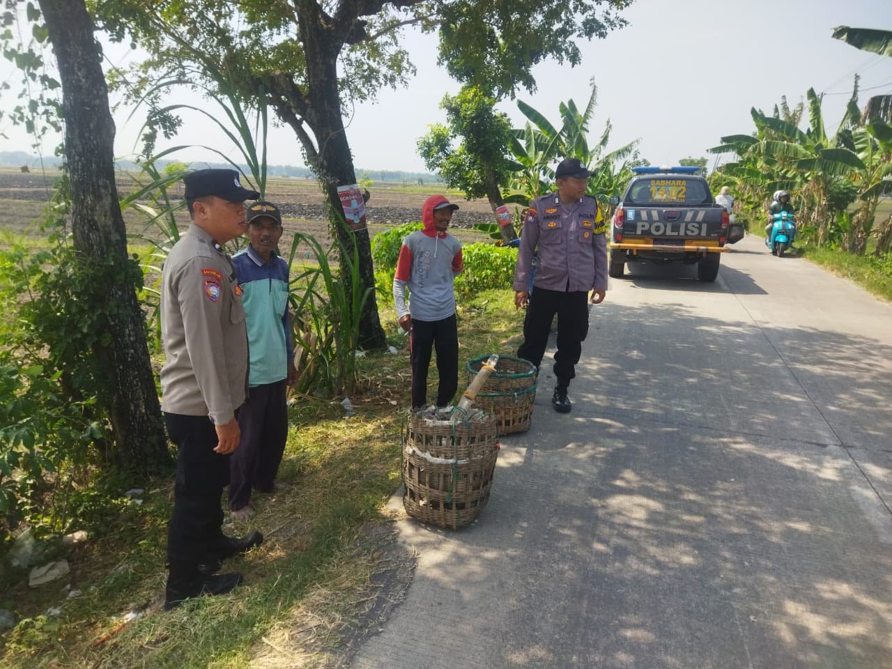 Hadir di Tengah Petani, Bhabinkamtibmas Desa Ngujung Perkuat Imbauan Kamtibmas Dukung Ketahanan Pangan