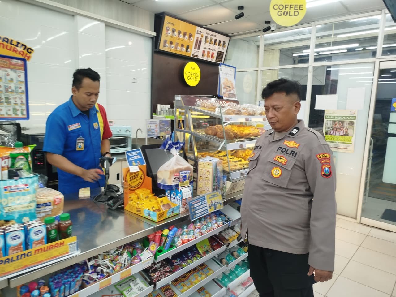 Patroli Indomaret Personil Polsek Jatikalen Berikan Himbauan Dan Pesan Kamtibmas kepada warga dan karyawan Indomaret di malam hari