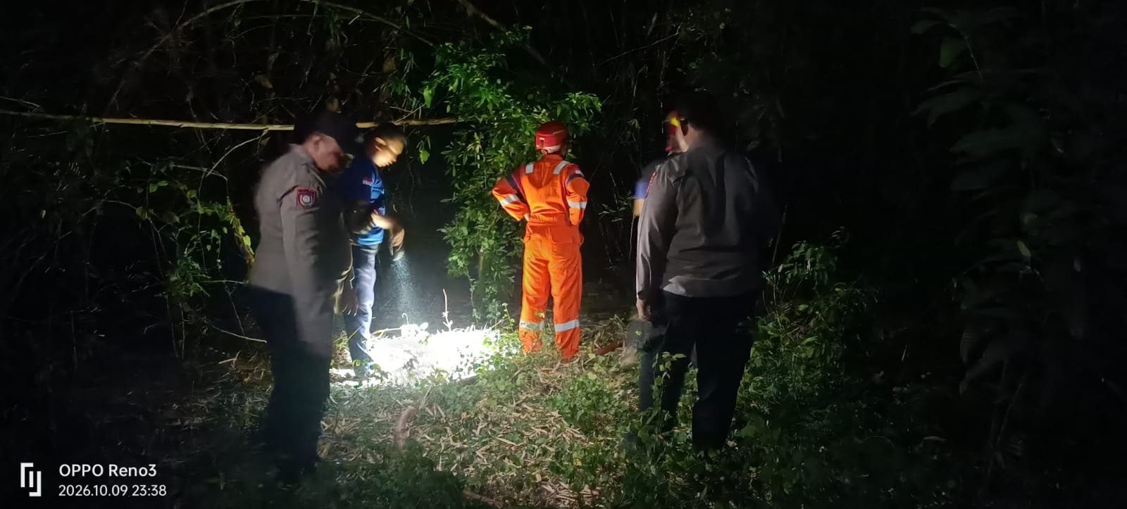 Respons Cepat Aduan Warga, Polsek Nganjuk Kota Bersinergi dengan Damkar Tangani Informasi Kebakaran Barongan Bambu