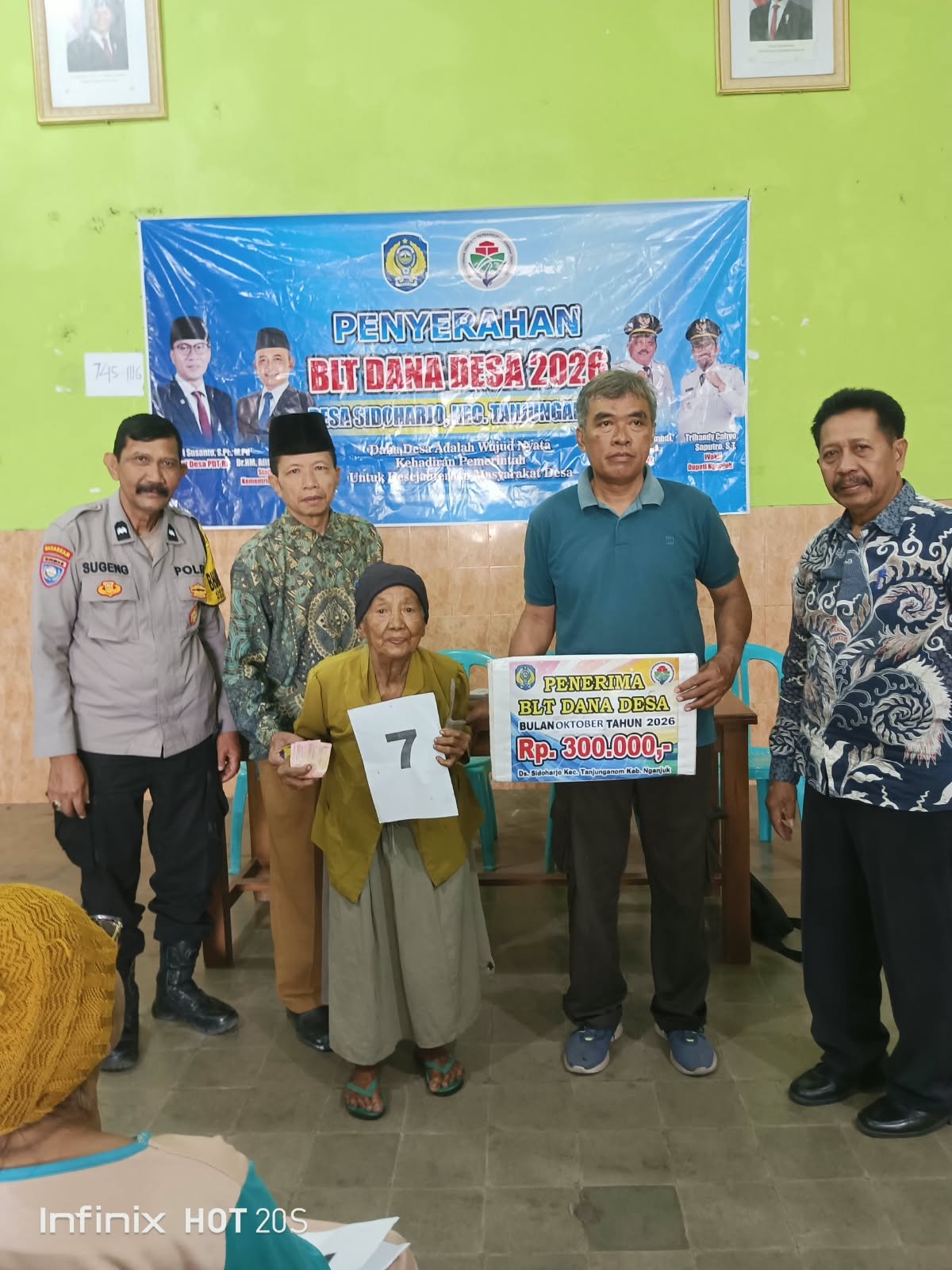 Bhabinkamtibmas Desa Sidoharjo Asistensi Pembagian BLT-DD kepada Warganya