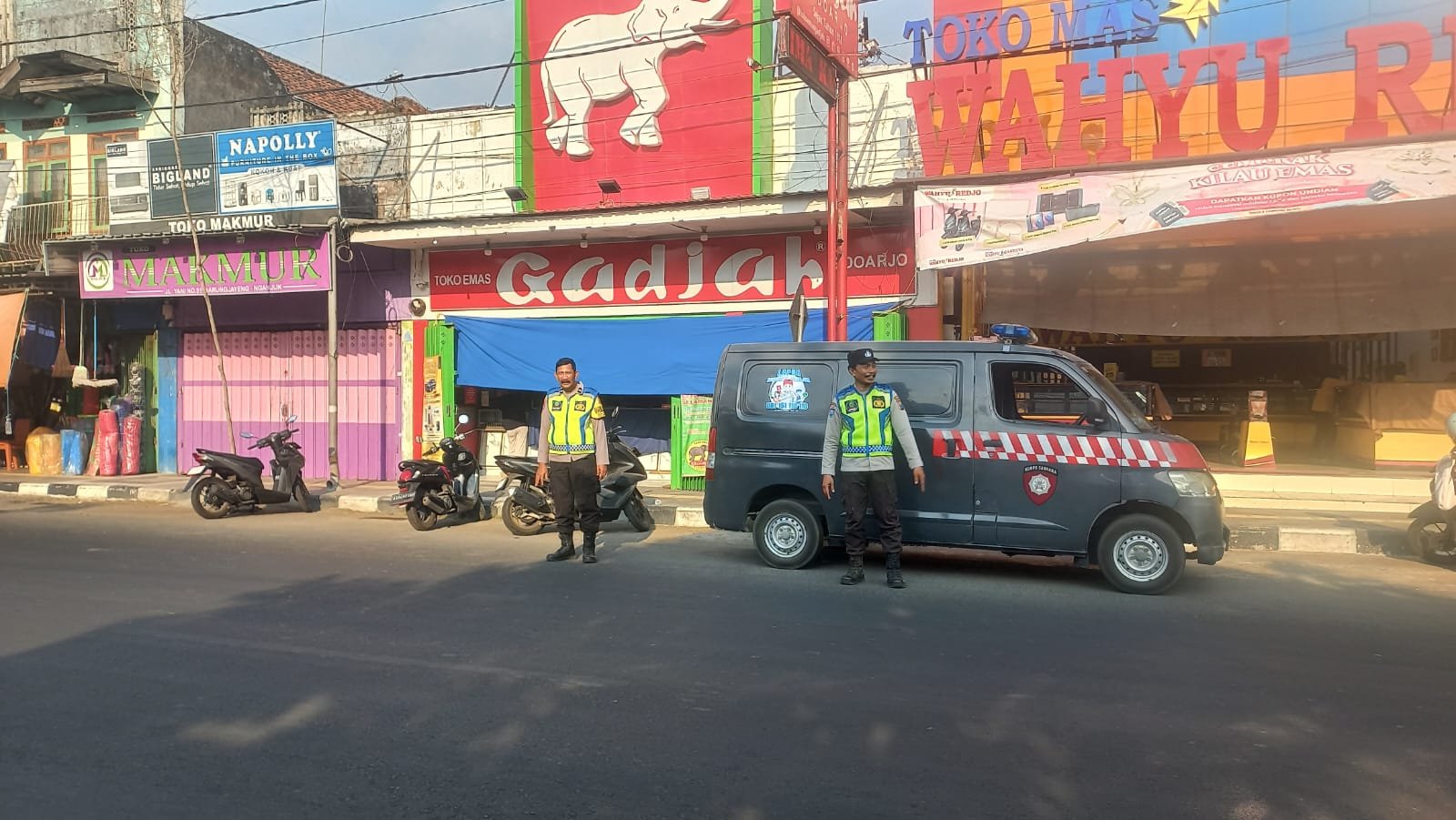 Gelar Patroli di Sekitar Pasar, Polsek Warujayeng Pastikan Aktivitas Masyarakat Aman dan Nyaman