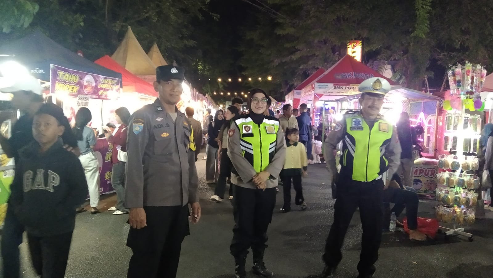 Hadir di Tengah Keramaian, Polsek Nganjuk Kota Ajak Pengunjung Bazar Tingkatkan Kewaspadaan