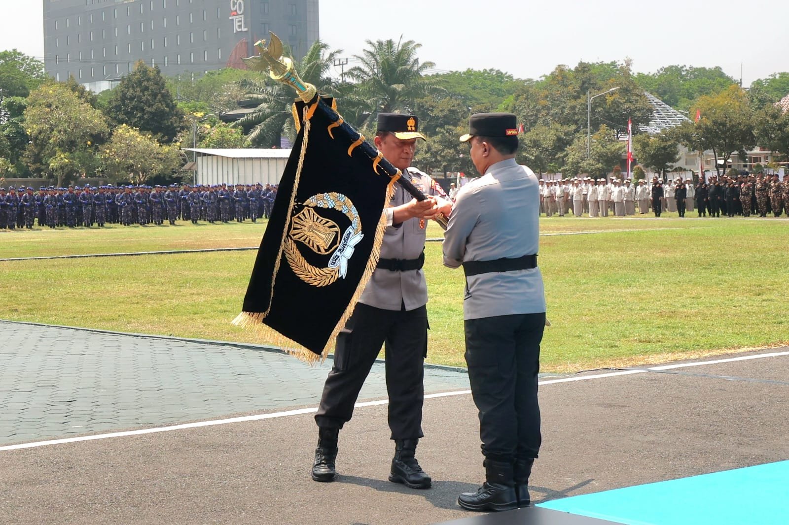 Simbol Estafet Kepemimpinan, Pataka “Bhayangkara Satya Abhiyukta” Diserahkan kepada Irjen Pol Dekananto