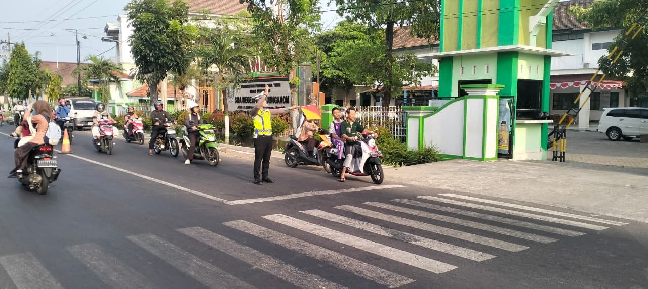 Mengawali Aktivitas Pagi Hari, Personel Polsek Warujayeng Turun ke Jalan Beri Pelayanan Masyarakat