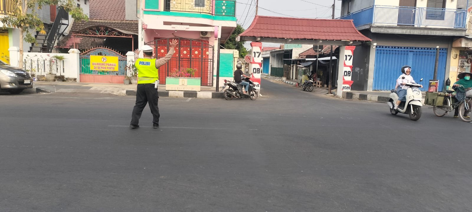 Tingkatkan Pelayanan Prima, Polsek Nganjuk Kota Hadir di Pagi Hari Berikan Pelayanan Pengaturan Lalu Lintas dan Penyeberangan Masyarakat