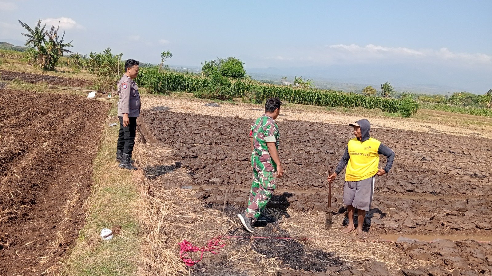 SINERGI BHABINKAMTIBMAS, BABINSA, DAN PETANI DESA SANAN PERKUAT KETAHANAN PANGAN