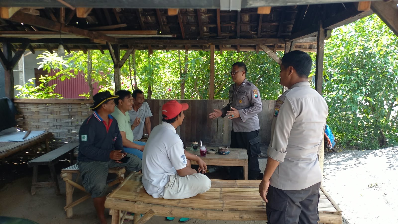 Patroli Dialogis Siang Hari Personel Polsek Jatikalen, Sampaikan Pesan Kamtibmas Kepada Warga