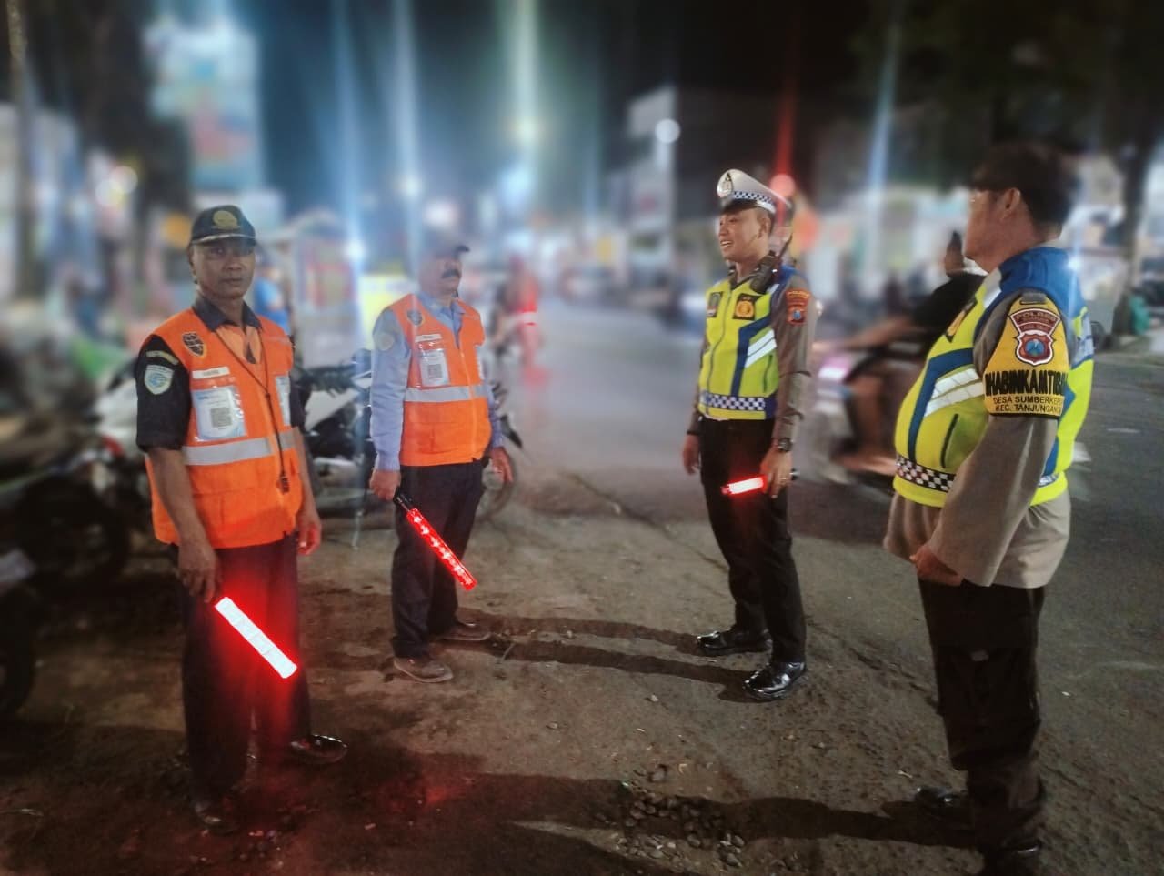 Polsek Warujayeng Gelar Patroli Dialogis dengan Juru Parkir, Cegah Curanmor dan Jaga Kelancaran Lalu Lintas