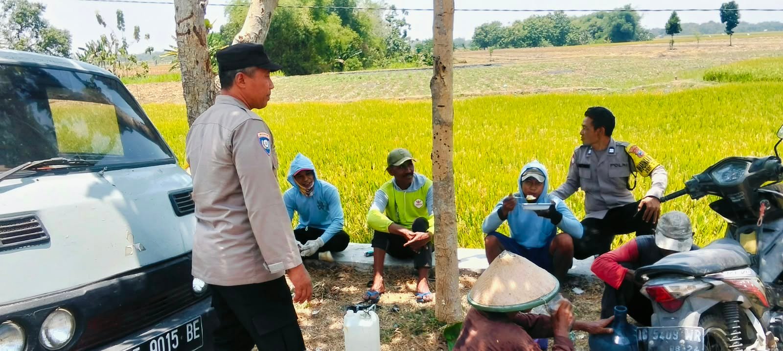 Patroli Siang di Persawahan, Bhabinkamtibmas Wengkal Beri Rasa Aman bagi Petani