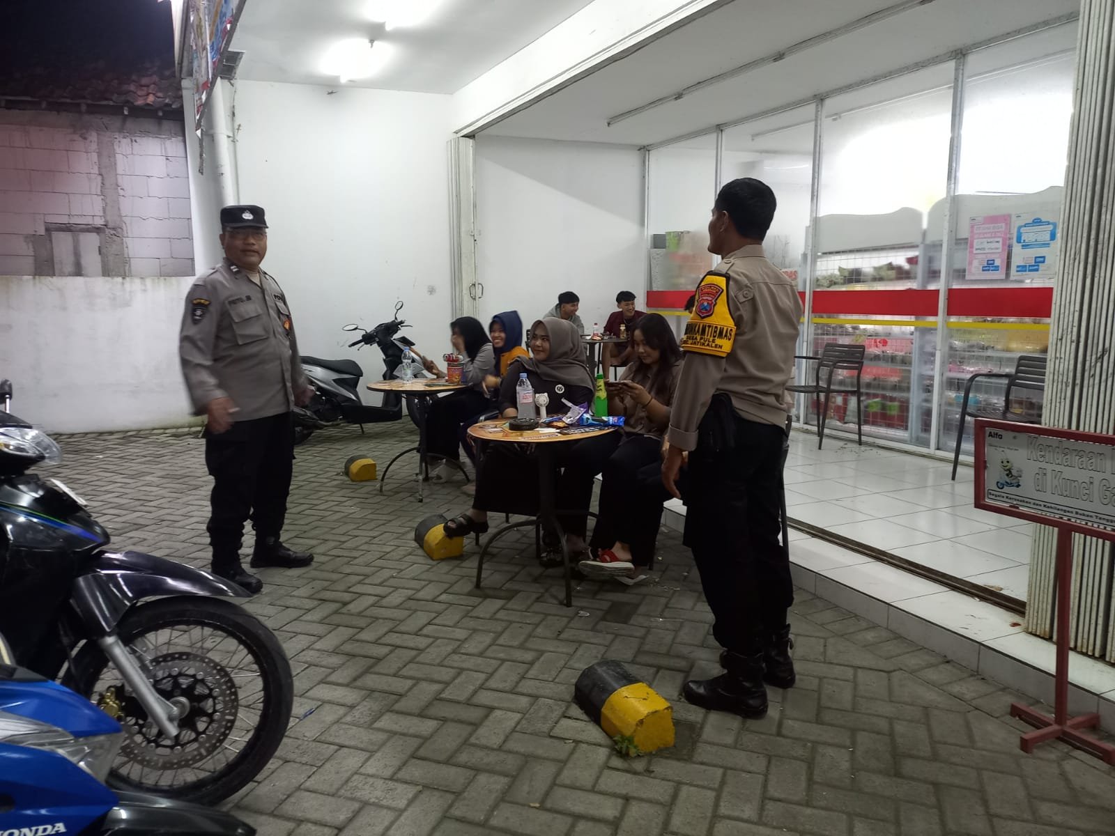 Polsek Jatikalen kegiatan Patroli Dialogis di depan sebuah minimarket Alfamart dengan pemuda