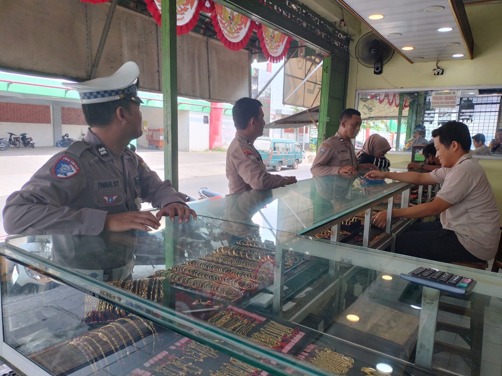 Antisipasi Tindak Kejahatan  Personil Polsek Kertosono Patroli Toko Emas 