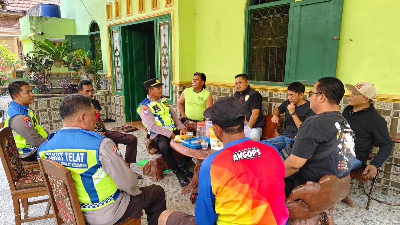 Polsek Warujayeng Gelar Patroli Dialogis, Pererat Silaturahmi dan Ajak Masyarakat Jaga Kamtibmas