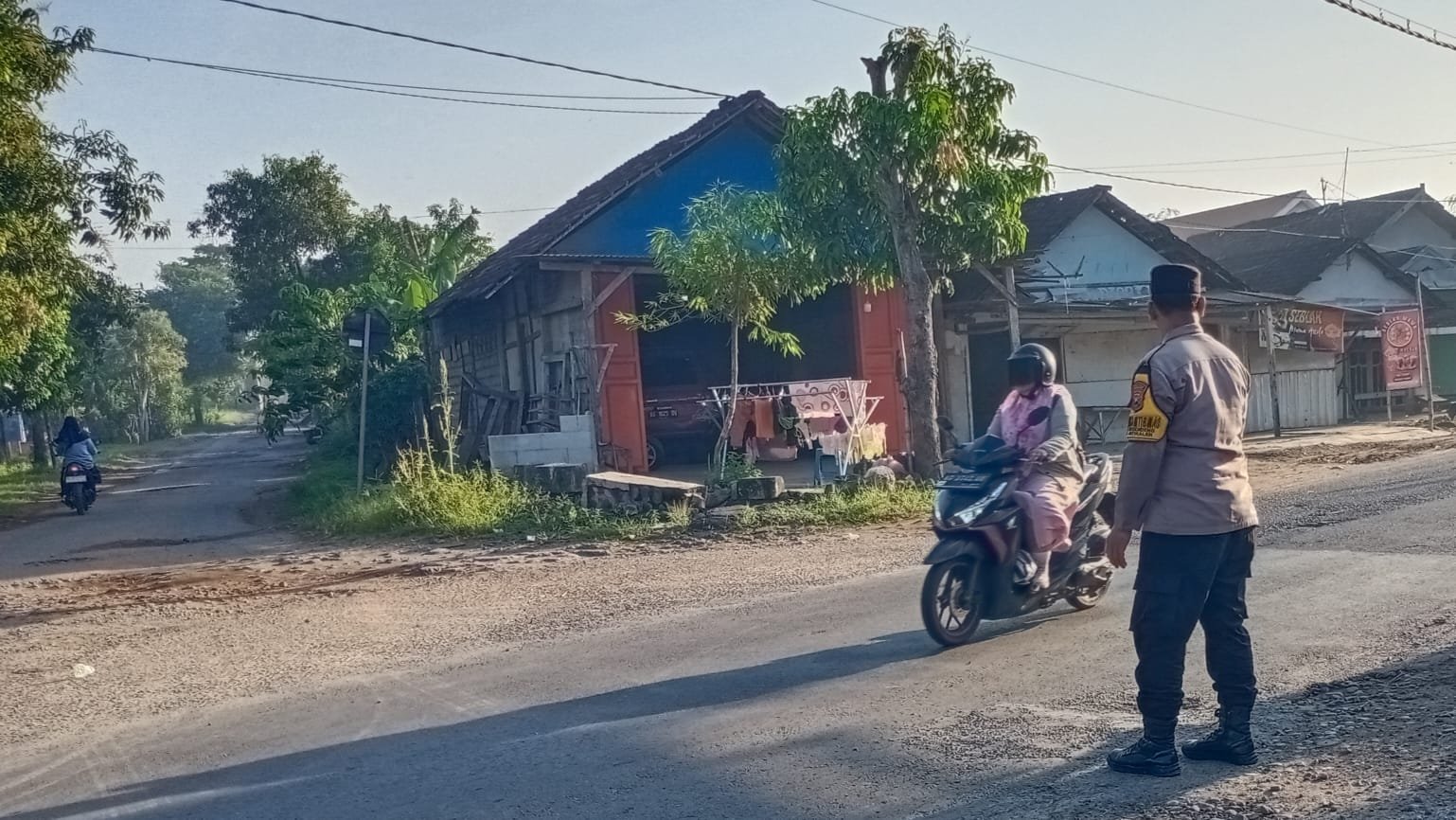 Giat Gaktur Pagi Polsek Jatikalen Bantu Penyeberangan Masyarakat 