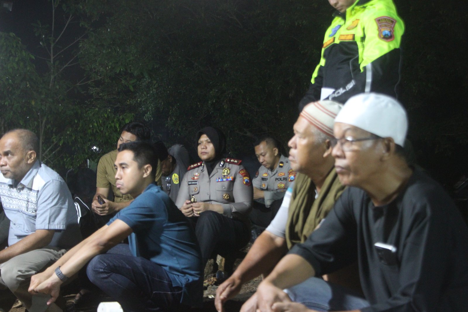 Polisi Bersama Masyarakat, Kapolres Probolinggo Dampingi Keluarga Korban Karhutla TNBTS hingga Peristirahatan Terakhir