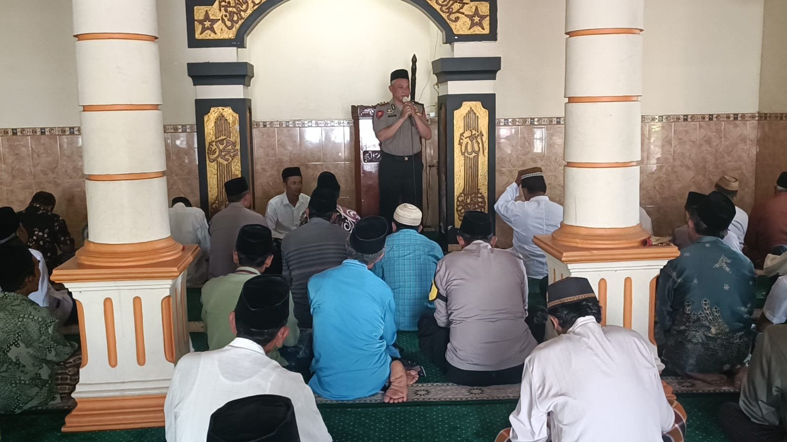 Jumat Keliling di Masjid Baitul Karim, Kapolsek Warujayeng Sampaikan Pesan Kamtibmas 