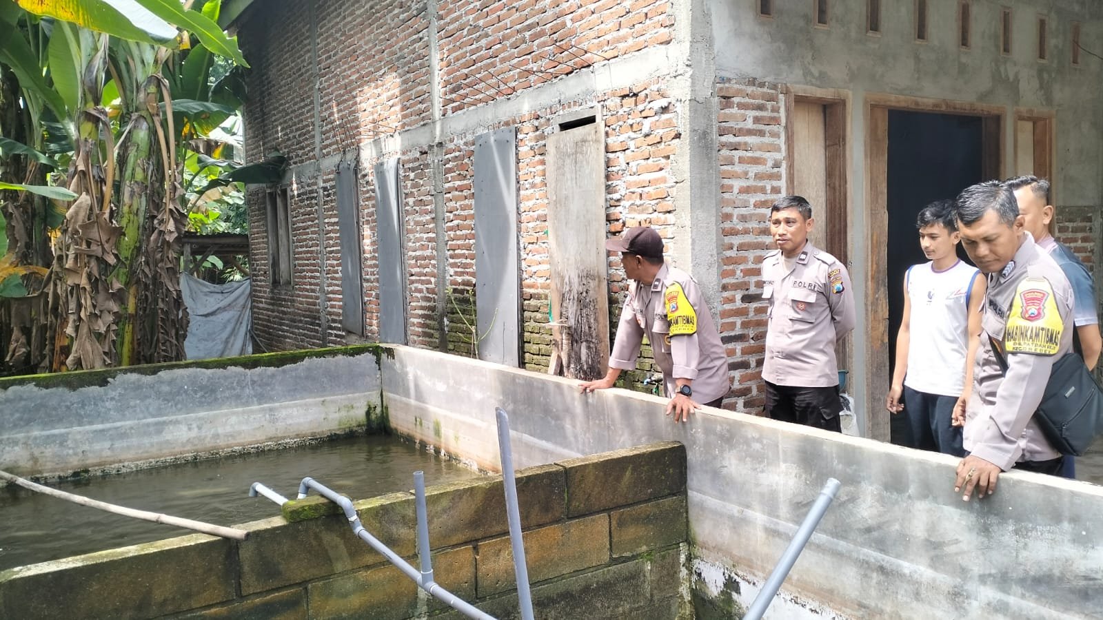 Teras Kosong Jadi Kolam Lele, Bhabinkamtibmas Sonopatik Apresiasi Warga Produktif