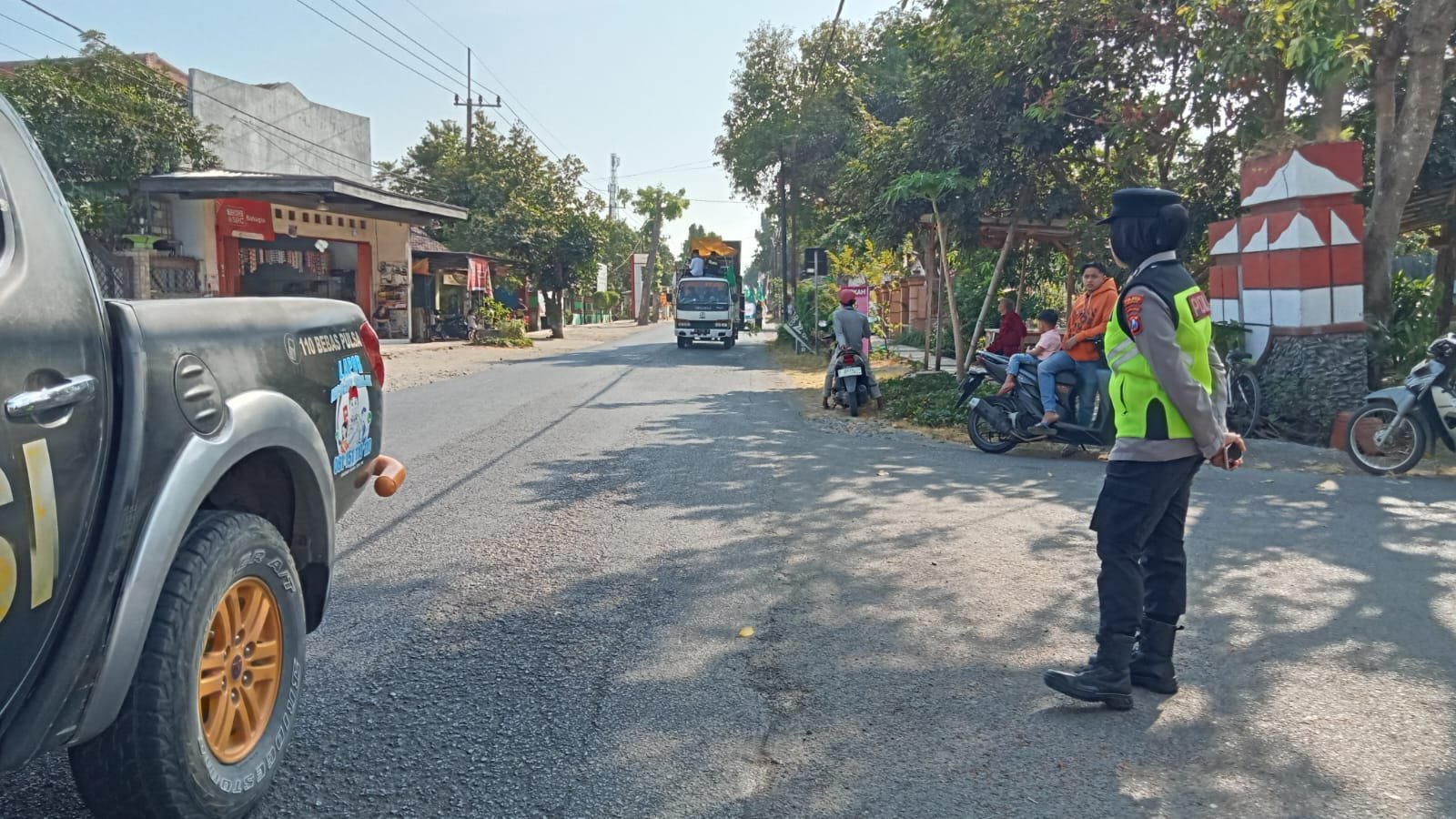 Polsek Jatikalen Kawal Kegiatan Pawai Meriahkan Hari Santri Nasional