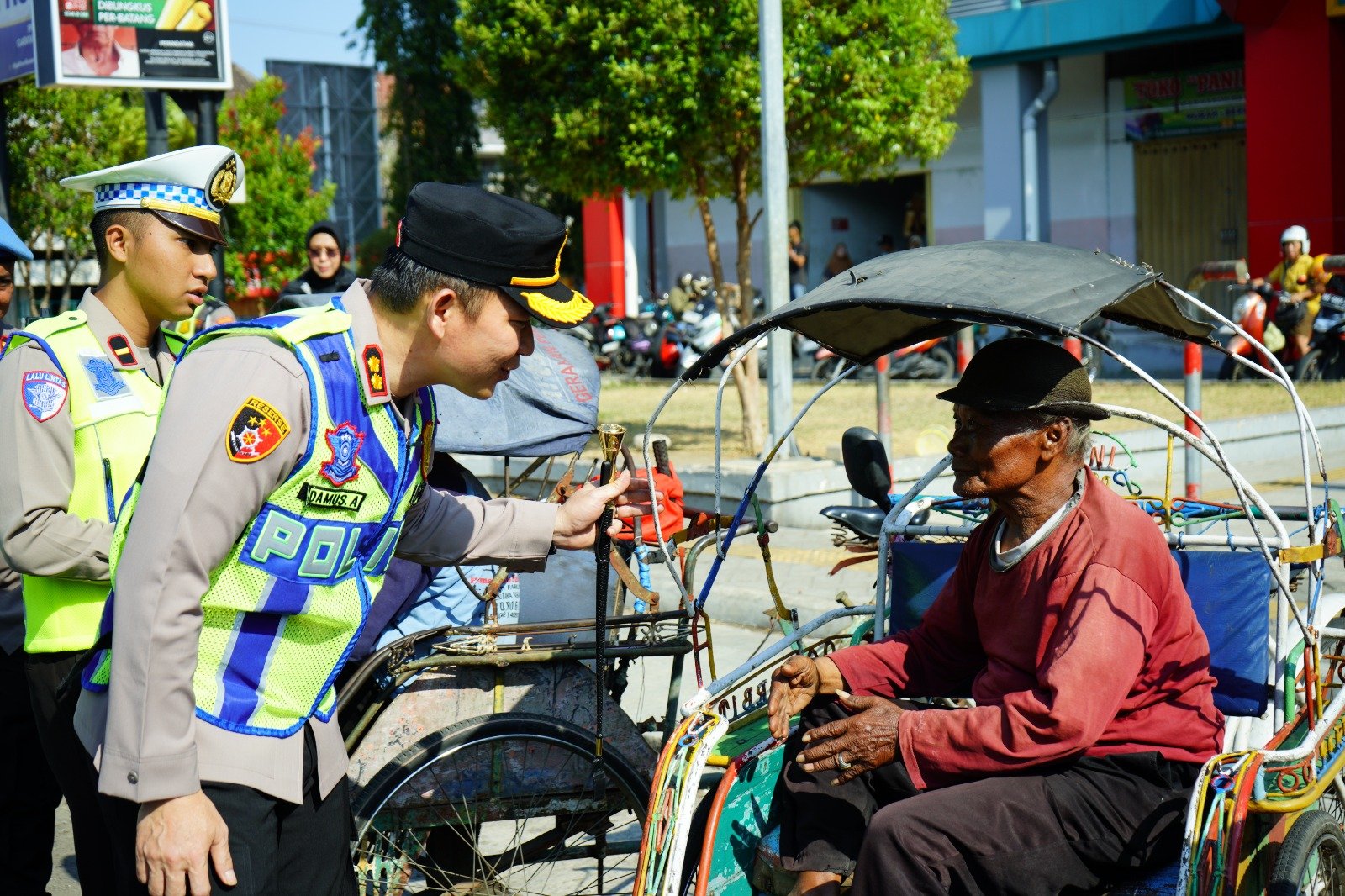 Rangkul Abang Becak, Polres Ponorogo Wujudkan Semangat ‘Polisi Bersama Masyarakat’ Tanpa Sekat