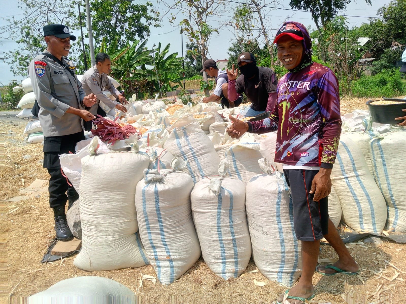 KEBERSAMAAN BHABINKAMTIBMAS DAN PETANI DESA SAMBIKEREP, SEMANGATKAN KETAHANAN PANGAN MELALUI HASIL PANEN MELIMPAH