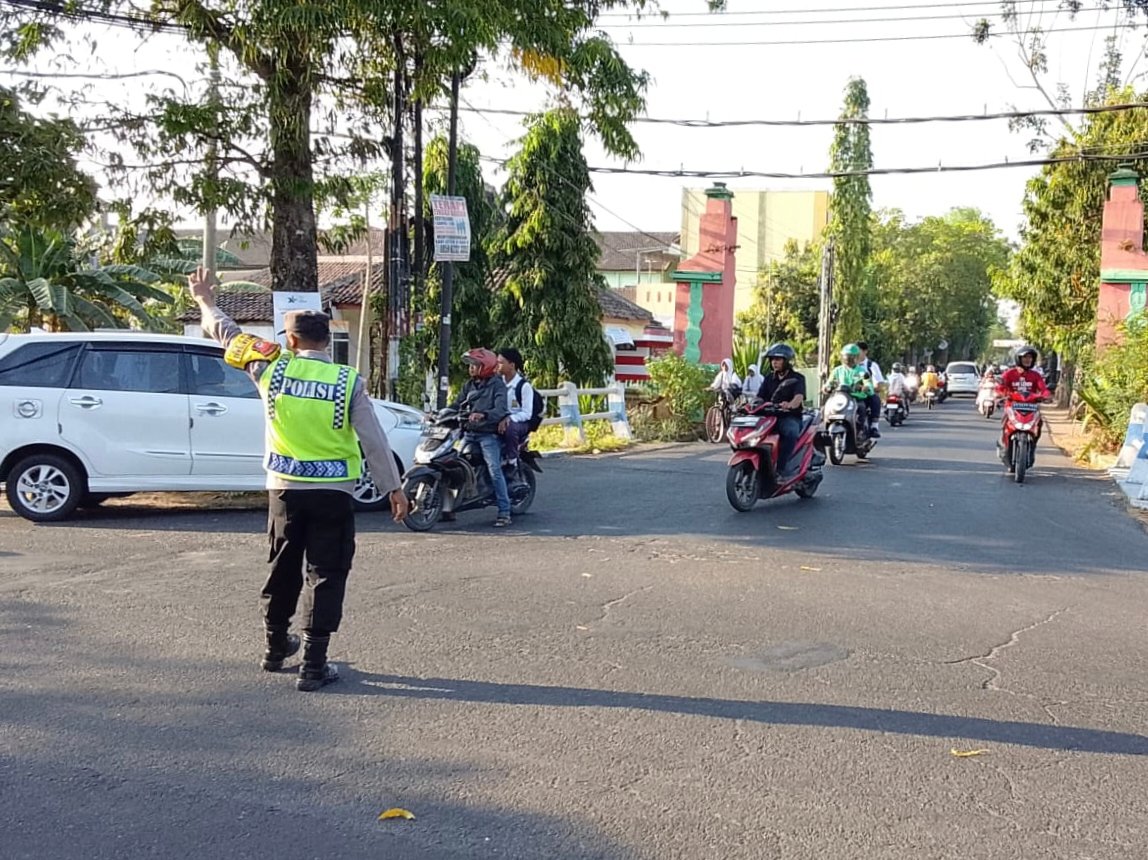 Polisi Hadir di Tengah Masyarakat, Kapolsek Nganjuk Kota Terjun Langsung Bersama Anggota Berikan Pelayanan Prima di Pagi Hari